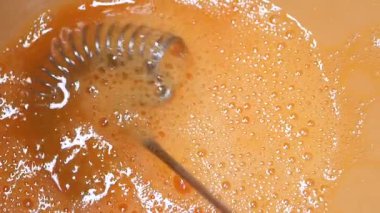 Bir kasede yumurta karıştırıyorum. ,