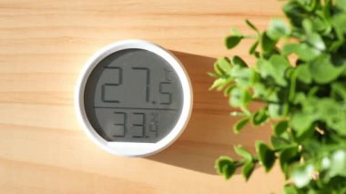 Sıcaklık ve nem seviyelerini küçük bir bitkiyle birlikte göster.