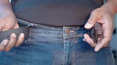 Tarzını ve rahatını geliştirmek için kemerini nasıl düzgün bağlayacağını öğren..