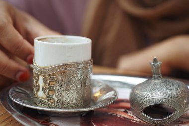 Kafede Türk kahvesinin tadını çıkarıyorum. ,