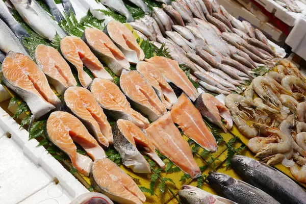 Taze balık ve karides gün boyunca bir markette sergilenir..