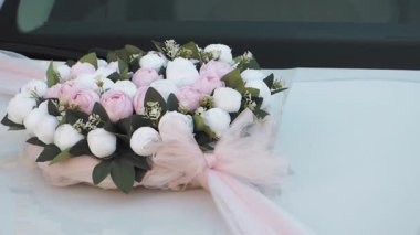 Çarpıcı bir çiçek aranjmanı pembe ve beyaz çiçekleri içerir..