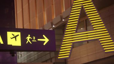 Havaalanındaki imza, yolcuları etkin bir şekilde biniş alanına yönlendirir..