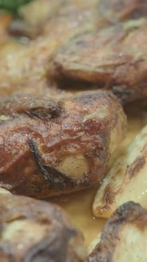 Tavuk, zengin aromalar ve aromalarla mükemmelce kızartılıyor..