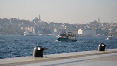 Bir feribot Boğaz 'da seyahat ederken ufuk çizgisi uzaklarda belirir..