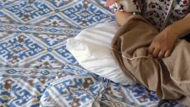 Yatak düzeniniz için yastıkların nasıl doldurulacağı ve katlanacağı konusunda detaylı bir rehber..