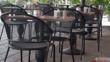 Masalar ve sandalyeler açık hava yemek alanında misafirleri bekliyor..