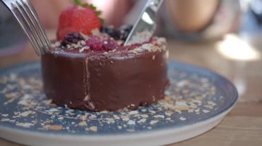 Taze çilek ve fındıkla kaplı zengin bir çikolatalı pastaya doydum..