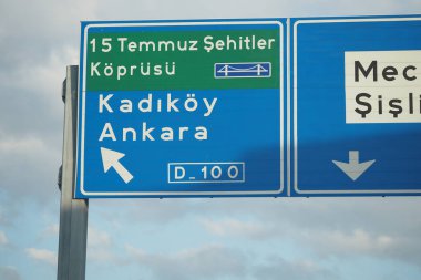 Açık bir günde Kadıköy ve Ankara 'ya giden yol işaretleri yolculara yol gösteriyor.