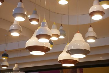 Zarif bir yerde tavandan sarkan eşsiz kolye ışıkları..