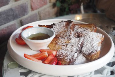 Fransız tostu taze çilek ve şurupla kaplıdır..
