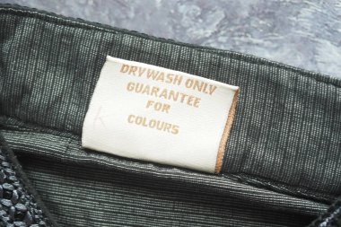 Bakım etiketi sadece kumaştaki canlı renkleri korumak için kuru temizlemeye baskı yapar.