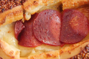 Et dilimleri ve peynirle dolu lezzetli bir sandviçe yakından bakın..