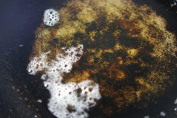 Pişirme tavasında eski bir yağ. .