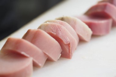 Mutfaktaki kesme tahtasına sergilenen taze balık dilimleri..