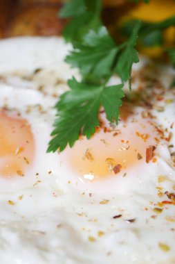 İki mükemmel pişmiş, baharatlı ve otlu yumurta..