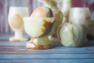 Ahşap bir yüzey üzerinde güzel yapılmış akik fincanları ve dekoratif parçalar..