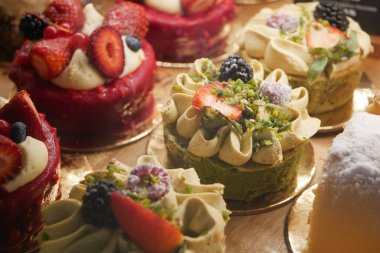 Taze meyveli kekler fırındaki müşterileri cezbediyor..