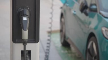 Elektrikli araç yoğun bir konumda bir şarj istasyonuna bağlanır..