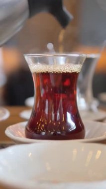 Bir fincan geleneksel çayın tadını çıkarırken rahatlatıcı bir atmosfer..