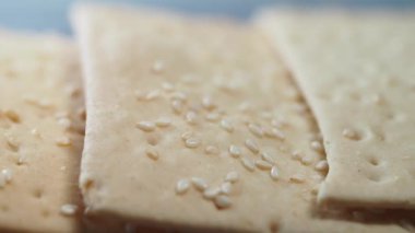 Susam tohumlarıyla çıtır çıtır atıştırmalıklar keşfeder, dokularını sergilerler..