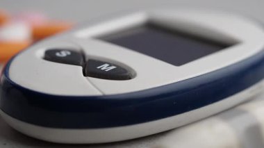 Kan şekerini sağlık takibi için glikoz monitörü kullanarak kontrol ediyoruz..