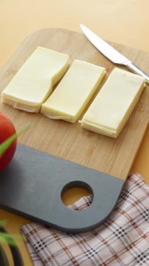 Keskin bir bıçakla kremalı peyniri doğramanın tadını çıkar..