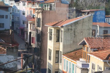 Büyüleyici mimari dar bir şehir sokağında canlı renkler sergiliyor.