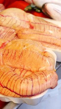 Balık pazarında sergilenen balık yumurtası .
