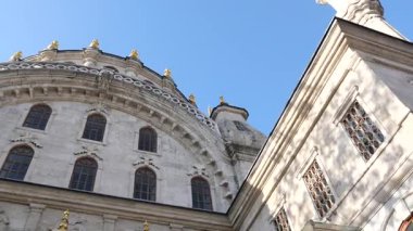Aydınlık bir günde ele geçirilen süslü kilise binasının çarpıcı detayları.