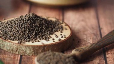 Tahtadaki gevşek çayın yakın çekimi. .