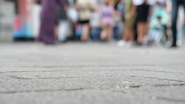 Kalabalık, hareketli bir şehir caddesinde gündüz vakti hareketli bir atmosferin keyfini çıkarıyor..