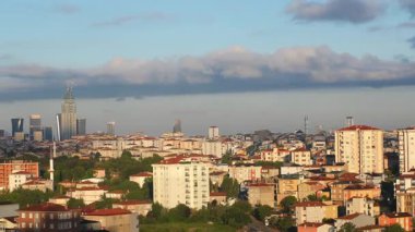 İstanbul 'da modern binalar ve bulutlarla çarpıcı bir ufuk çizgisi keşfedin.