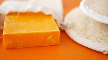 Doğal sabunu cilt temizleme için lifli kullanmanın faydalarını öğren..