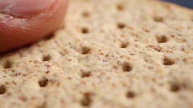 Gevrek bir tahıllı krakeri kırmaya yakın..