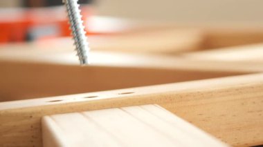 Tahta Kalas Yapısı 'na yerleştirilmiş Gümüş Vidanın Yakın Çekimi.