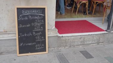 Paris 'te kahvaltı seçeneklerinin geniş olduğu bir sabahın tadını çıkarıyorum..