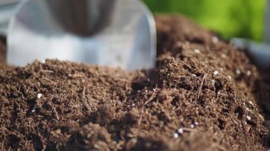 Bitki büyümesini hızlandırmak için gübre kullanarak bahçe toprağınızı nasıl geliştireceğinizi keşfedin.