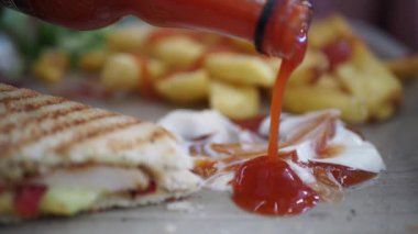 Patates kızartması ve sos ile nefis sandviç hazırlama burada sergileniyor..