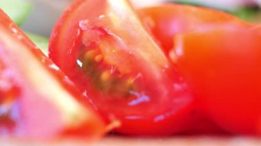 Evde taze yaz salatası için dilimlenen sulu domatesler.