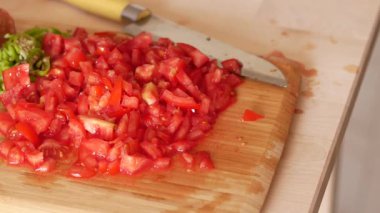 Taze domatesler yemek pişirmek için ince ince doğranır..