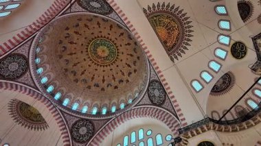 İstanbul 'da bulunan caminin çarpıcı tavan detaylarını araştır.