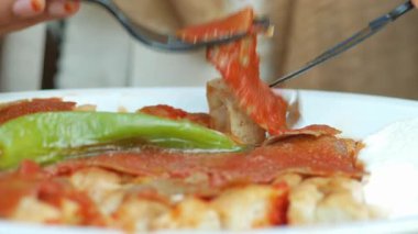 Tabakta İskender kebabının tadını çıkarıyor. .