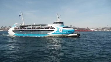 İstanbul sularında şehir manzaralı büyüleyici bir tekne yolculuğunun tadını çıkarın..