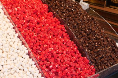 Türk lezzet çeşitlerinin canlı çeşitleri pazarda satışa sunuluyor.