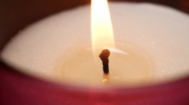 Yumuşak mum ışığı huzurlu bir akşamda ılık bir atmosfer yaratır..