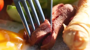 Taze malzemeler ve canlı lezzetlerle enfes bir yemeğin tadını çıkarıyorum..