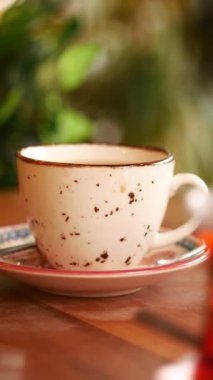 Yeni demlenmiş bir fincan kahveyle sıcacık bir anın tadını çıkarıyorum..