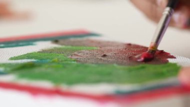 Branda üzerinde renkli sanat yaratırken çeşitli boyama yöntemlerini araştırmak.