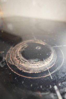 Kirli elektrikli ocağa yakın çekim ,